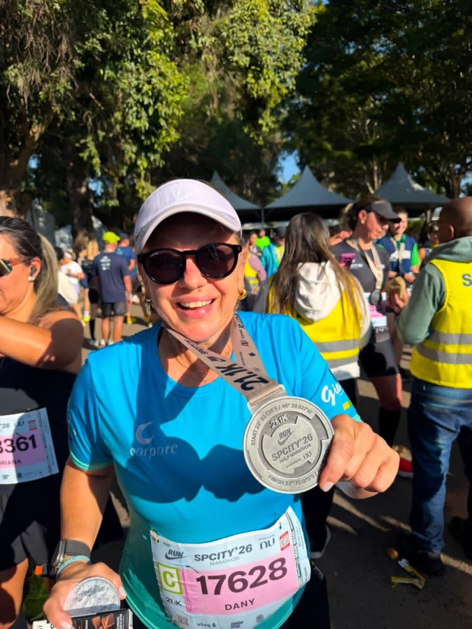 Dany Telatin com a medalha da meia maratona SP City